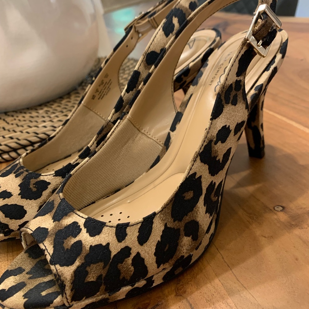 Sandal size 8 leopard style
